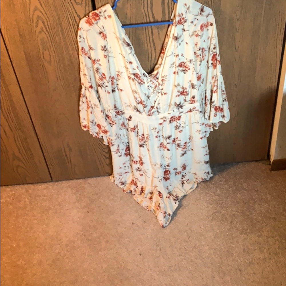 Very nice romper. Only wore once or twice! - Picture 3 of 4